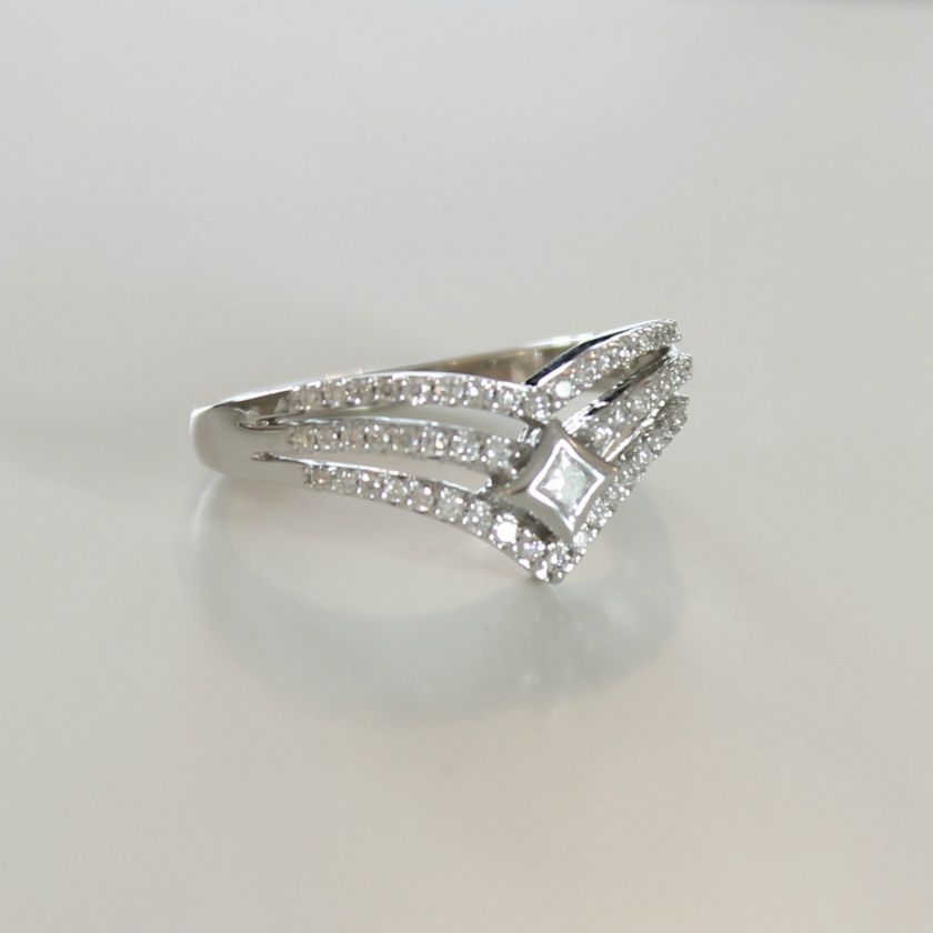 New 14k White Gold 0.50 ct Diamond Ring with central Princess Cut 