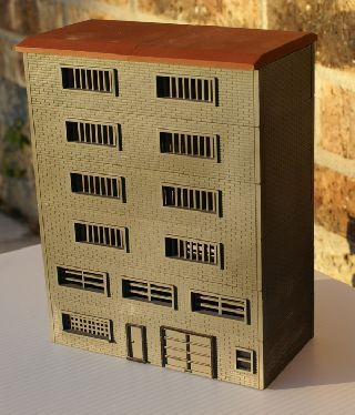 HO SCALE 6 STORY WEATHERED DOWNTOWN CITY/COUNTY JAIL/PRISON BUILDING 