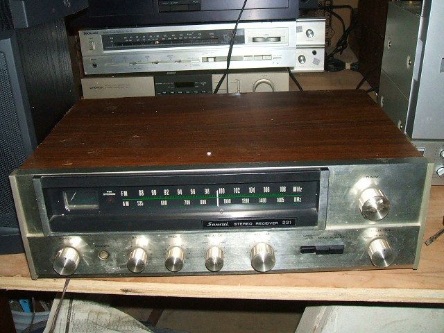 SANSUI 221 AMPLIFIER / RECIEVER  