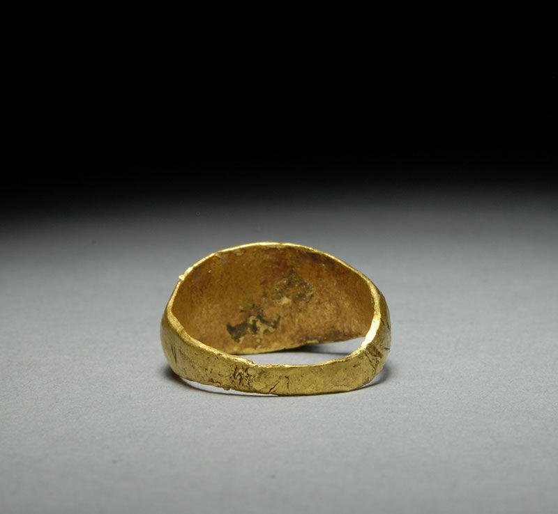 An attractive, genuine, Ancient Roman gold finger ring, set with agate 