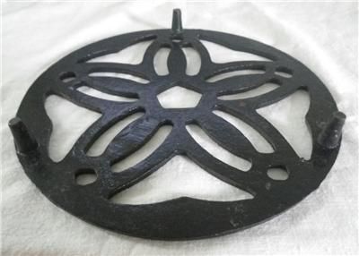 Vintage Black CAST IRON TRIVET   Antique Round STAR FLOWER Center 