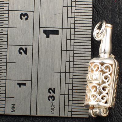 Great detail on this 3 dimensional, British made charm, including