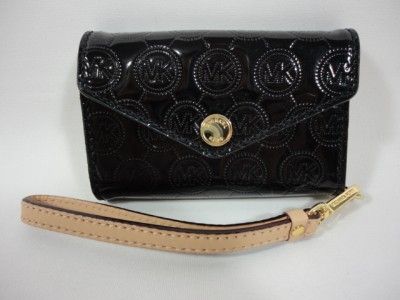   wanted to show you what the wristlet looked like when it had items in