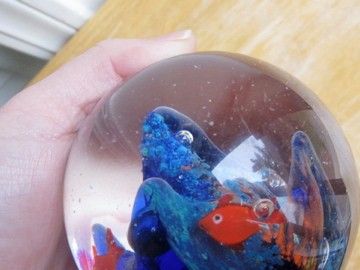 VINTAGE FISH AQUARIUM ROUND GLASS PAPERWEIGHT NICE  