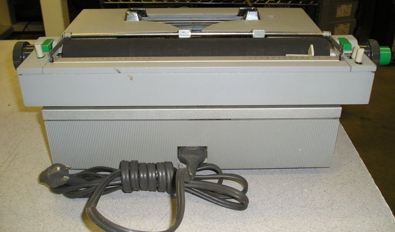 Vintage Ollivetti Praxis 48 Electric Typewriter Sold As Is  